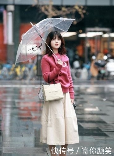  『善意』街拍：唯美动人的小美女，红色善意搭配米色半身裙，美丽又大方