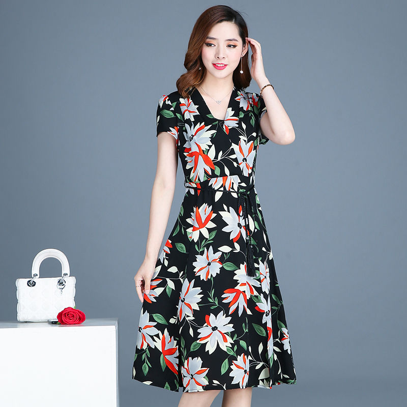 不得了!50岁婆婆穿这印花裙，实在太显嫩了，简直让我一饱眼福