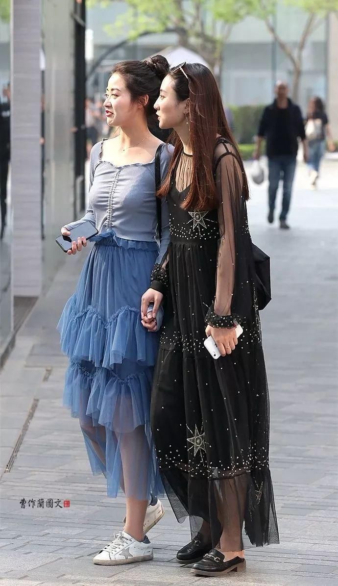 街拍:升级姐妹花，不仅高颜值，而且好衣品