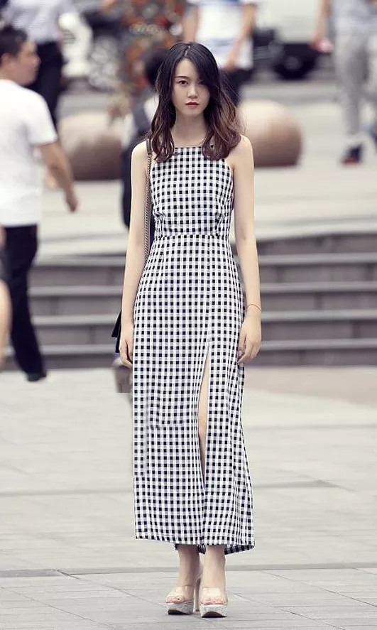 街拍：时尚又显女人味的着装，简单时尚又显窈窕身姿