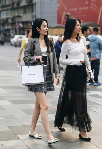 千万别再裙子配高跟鞋！看看下面女人这么穿，瞬间减龄时髦炸