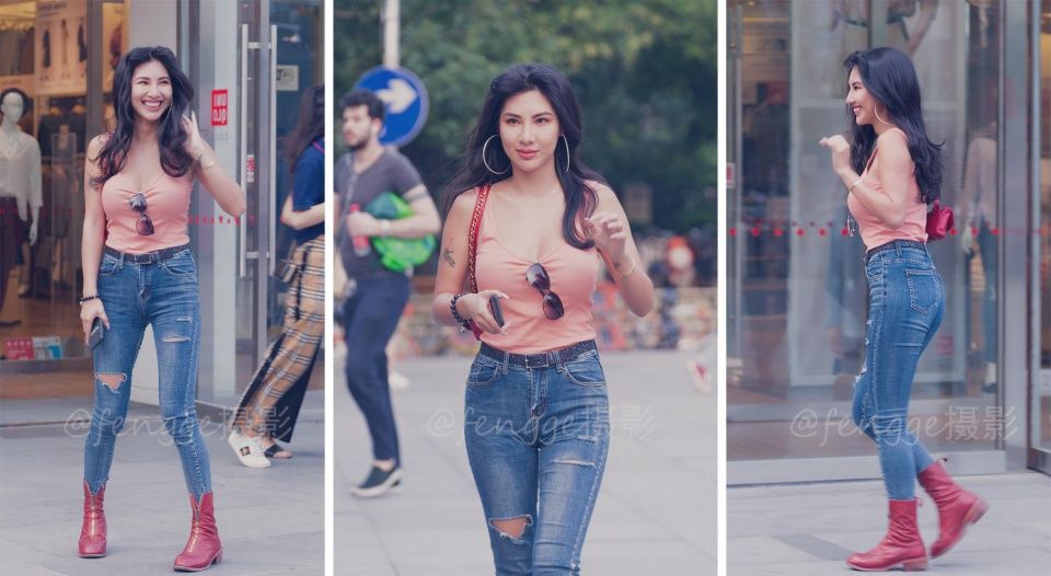 街拍:穿紧身牛仔裤的姑娘，身材微胖，气质阳光，令人难忘