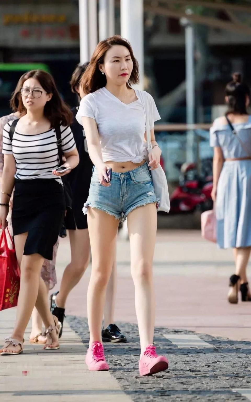 街拍:大长腿，小蛮腰