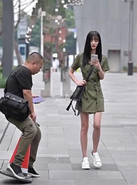  韵味|街拍：好灵动的小姐姐，颜值高灵动出众，简单时尚别有一番韵味！