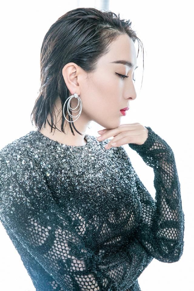 马苏身穿一袭蓝色镂空长裙端庄优雅，女神范儿十足，网友：美炸了