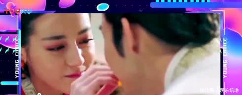 迪丽热巴穿金色深V鱼尾裙像极美人鱼，但是败在了一个细节