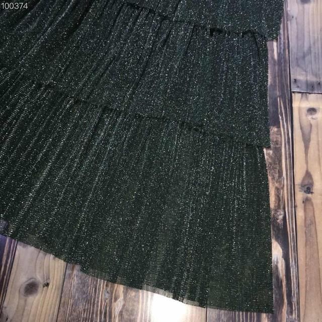 风华绝代御姐，露肩低领长裙穿搭，飘逸又女人味十足！