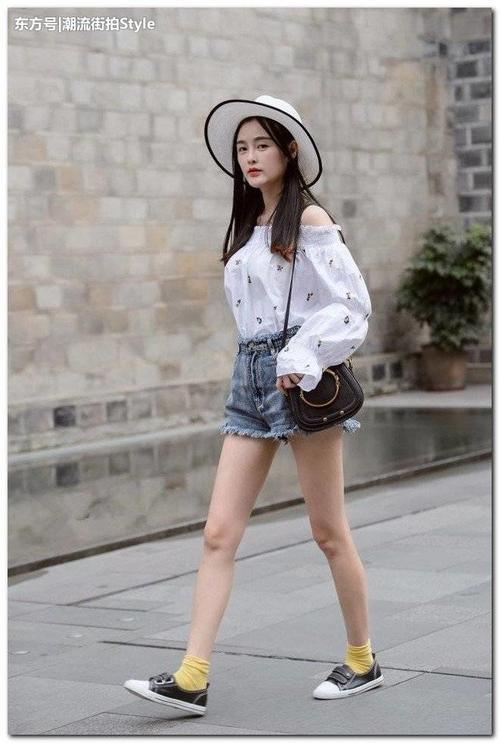 美女街拍：东莞街头汇聚美女，个性的穿衣风格，上演了时尚大片