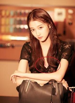 关晓彤黑色低领薄纱裙仙气满满，胸口隐隐露出粉色，好诱惑