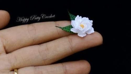  #胸针#外网的钩针小花好美，编织朵小花，做一个春天的胸针！DIY手工