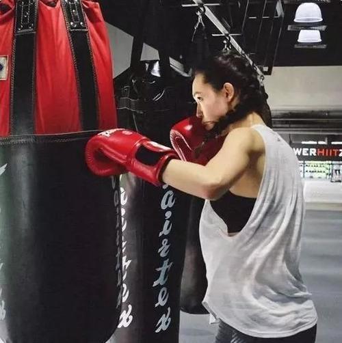 用健身征服Chanel,22岁的她告诉你:自律的女人,有多可怕!