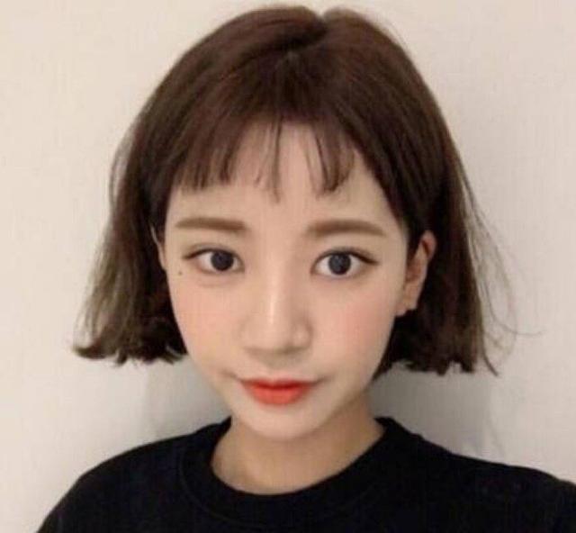 张含韵换发型气质大变，剪齐耳短发清纯可人，网友：萌到不敢认！