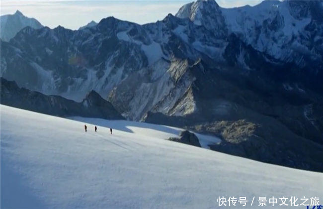 四川之旅：高空视角下的四姑娘山壮美风姿