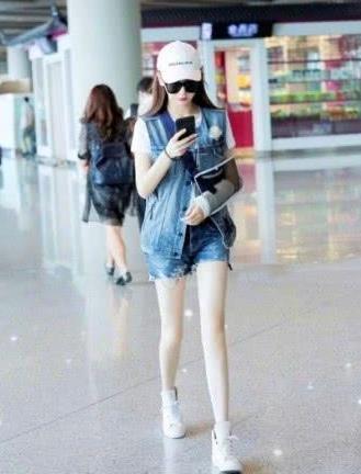 不看看戚薇的腿，就不知道什么是高级感？网友：各种短裤穿出大佬