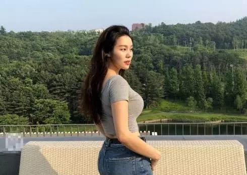 紧身的牛仔裤衬托的美女身材美好,展现的魅力十足!