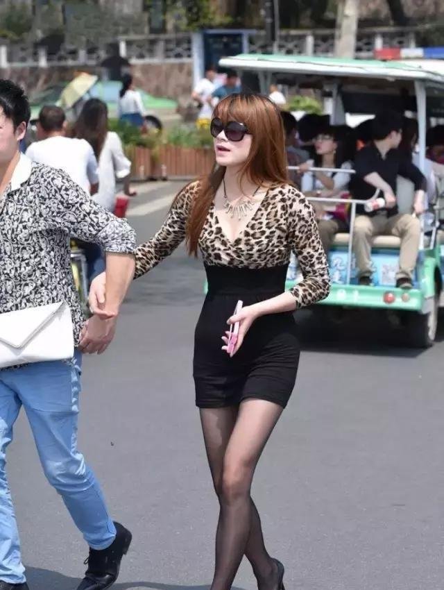 街拍：图1卡戴珊裙子不显胯宽，图2女孩皮肤真白！图3黑丝袜美女