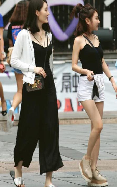 路人街拍，小姐姐身穿白色印花连衣裙，秀出的好身材也是特别迷人