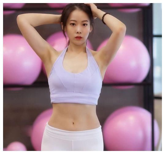 美图:齐臀紧身裤加迷人背心，衬托出S型曲线，看一眼就心动不已