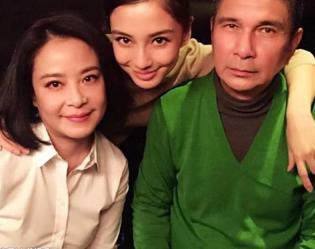 Angelababy一直被传整容，索性公开父母弟弟合照来辟谣