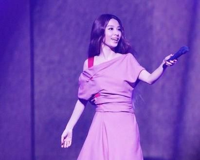  『撩人』Hebe田馥甄的魅力真是藏不住，穿粉色长裙甜美出镜，太撩人心弦了