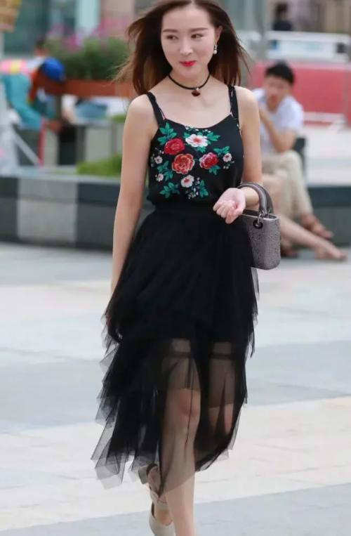 身材高挑的小姐姐，修身的穿搭完美的展现了小姐姐玲珑有致的身材