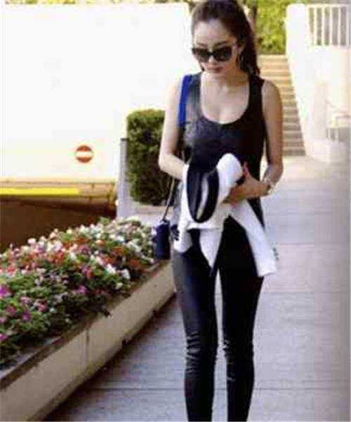 杨幂抹胸碰上苍井空，网友：我选苍井空因为她演的好！