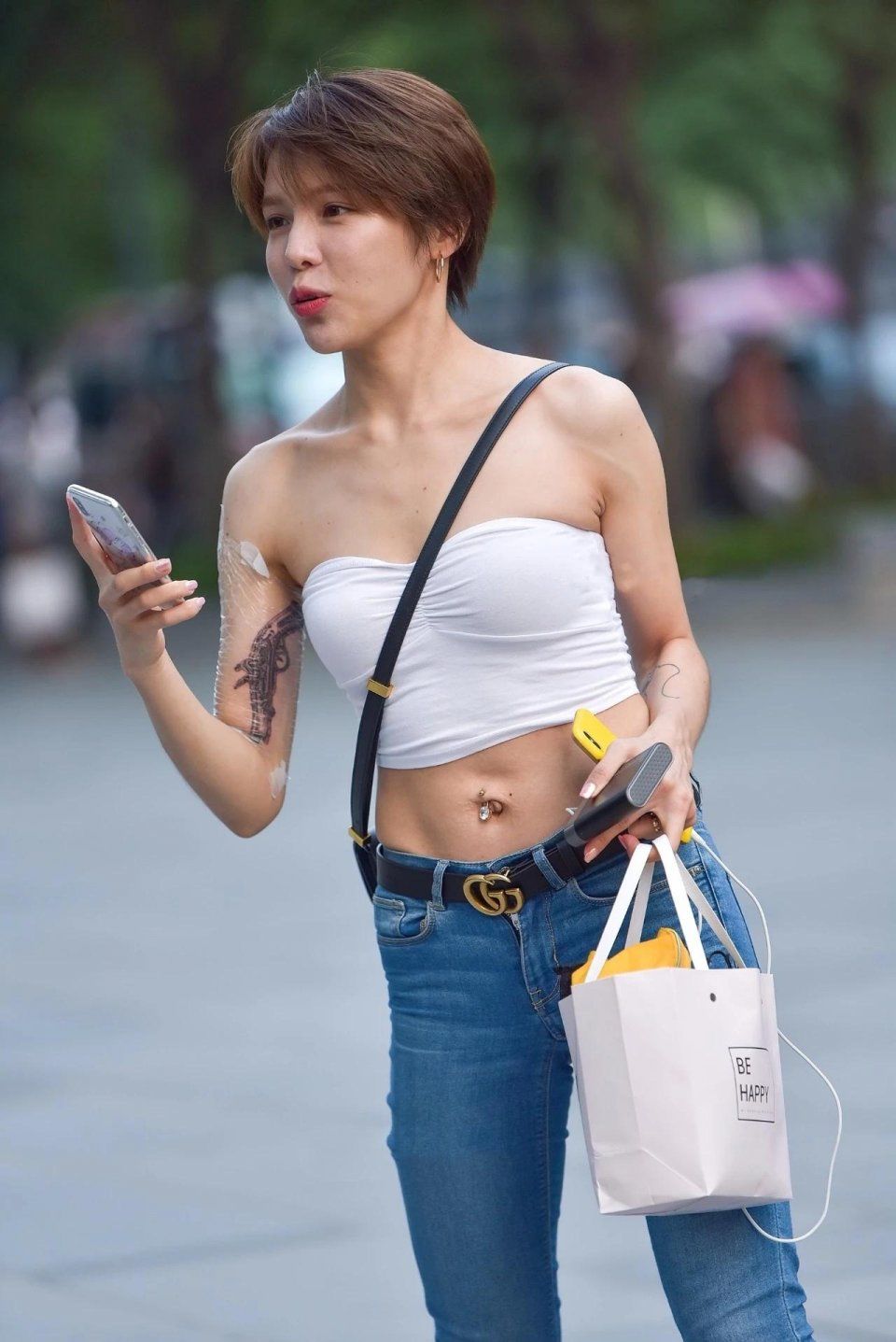 街拍：短发的超俏丽美女