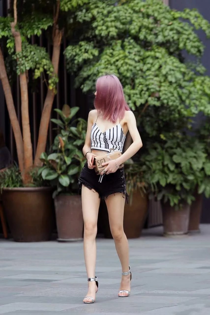 时尚小姐姐身穿黑色热裤大秀好身材，火辣性感又不失时尚，美女的