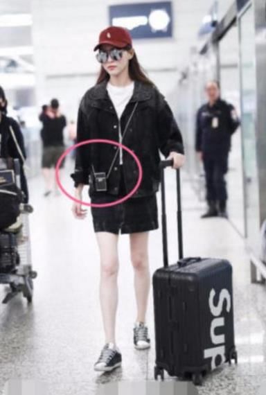 本以为奚梦瑶的包包已经够小了，看到唐嫣的包后才发现天外有天!