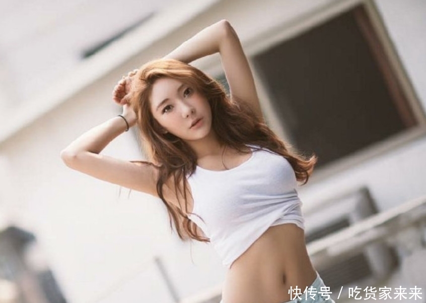  【展现】美丽少女够气派，时尚服装助她展现完美腰身比例