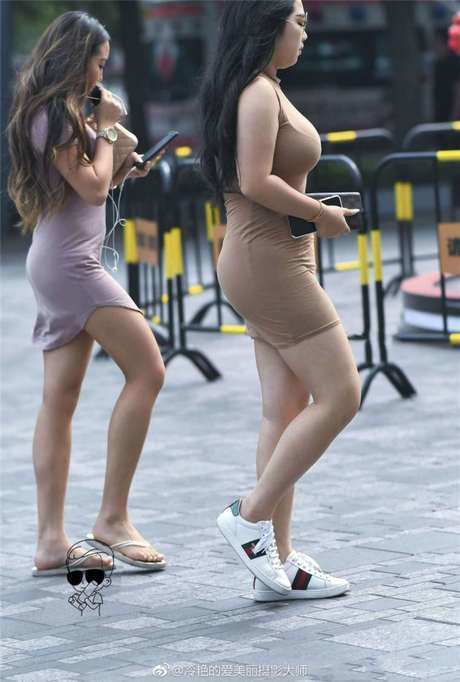 街拍：丰满的美女穿包臀连衣裙 ，最惹火身材秀出来！