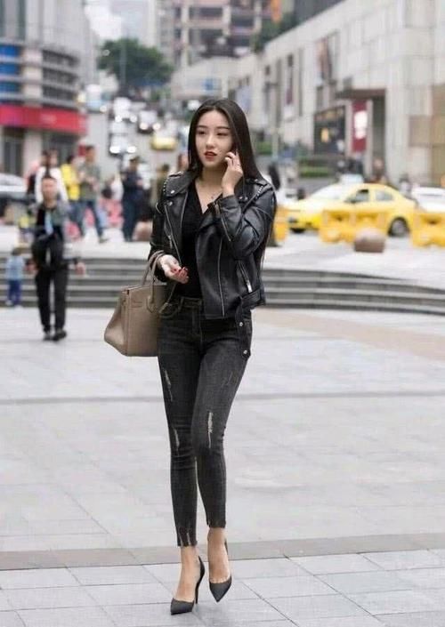  『搭配』路人街拍，小姐姐皮夹克搭配黑色牛仔裤，霸气又性感