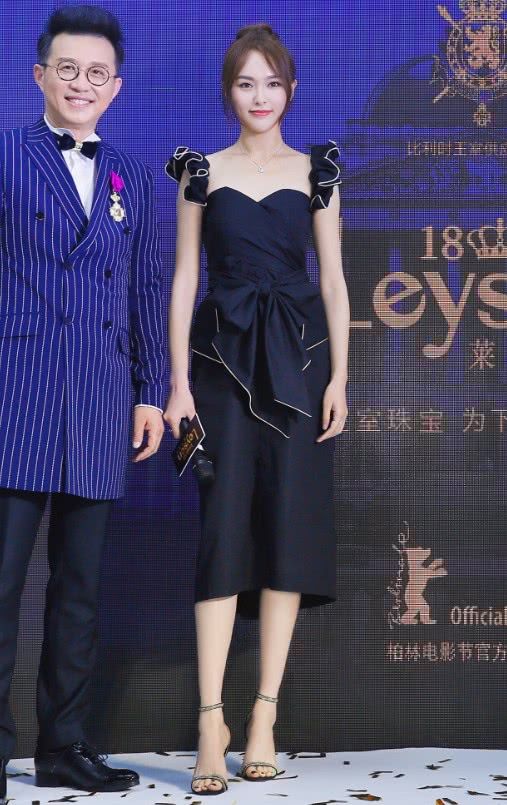 唐嫣裙子是纯白设计，下摆微微敞开的样子看起来就像一朵玉兰花