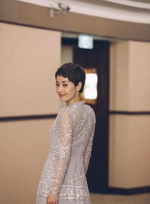  #气质#马伊琍气质一流！穿亮片连衣裙精致大方，一头短发依旧女人味十足