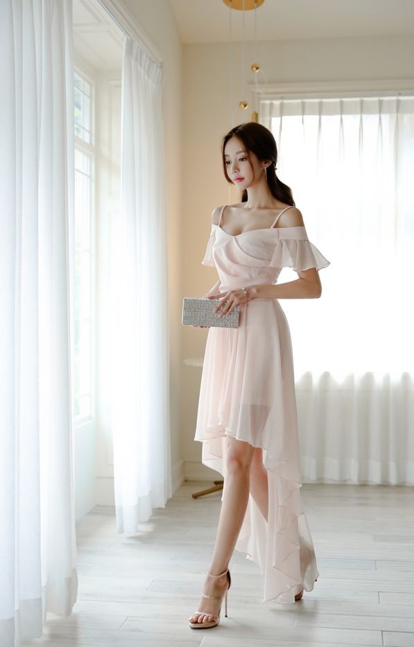 时尚街拍，妙龄美女穿吊带连衣裙，气质优雅，好身材让人心动