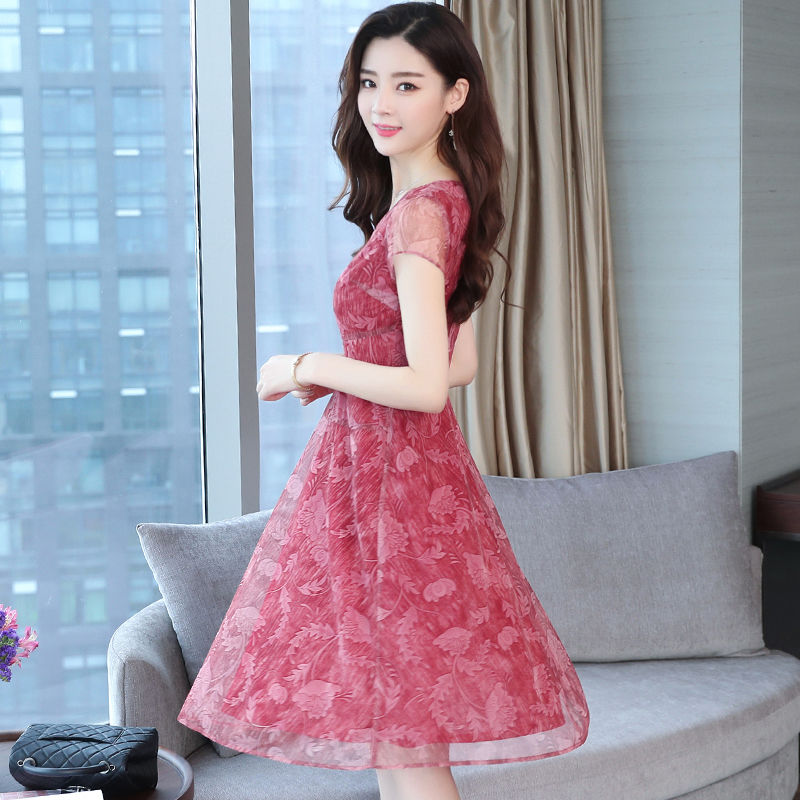 女人过了53岁，一定要打扮!穿精致连衣裙，显白皙，美女范十足