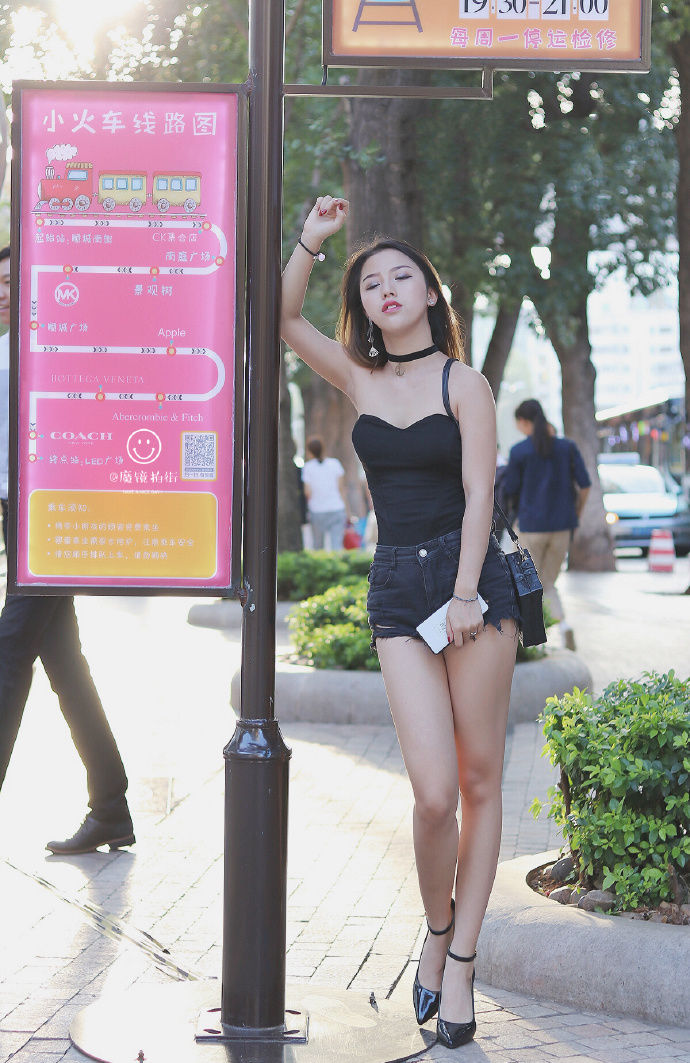 街拍桂林:慵懒的时尚穿搭，嫩脚丫更是吸睛哦!