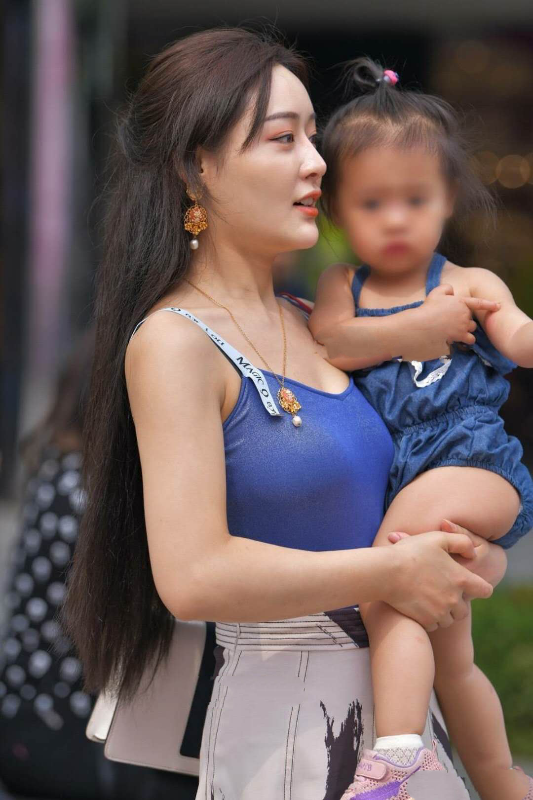 街拍：辣妈穿吊带背心搭配长裙，有种成熟女性的温婉味道！