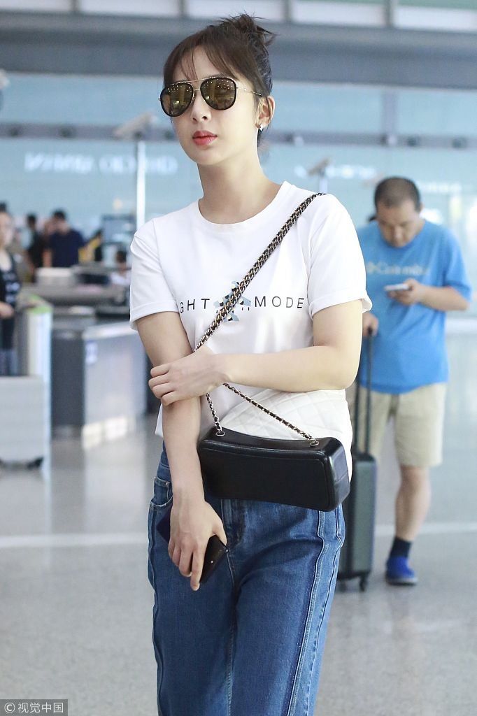 杨紫扎减龄丸子头俏皮可爱      牛仔裤配白T清爽简约似学生妹