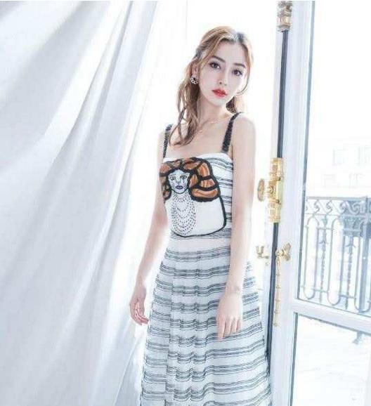 辣妈只服杨颖，当妈还要穿“彩色爱心鞋”装嫩，出乎意料的好看!