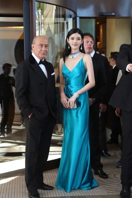 奚梦瑶穿银色吊带现身，紧到不方便走路，网友：为了美拼了！