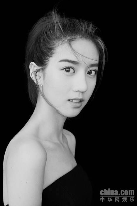 99后李凯馨大气演绎黑白片 “天鹅颈”少女气质好惊艳