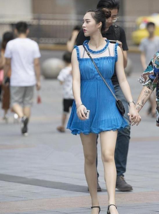 『 个性』一身个性十足的穿搭，美的让人不舍得眨眼，街拍：芳菲妩媚的小美女
