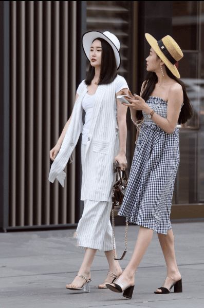 街拍美女：小姐姐非常有气质,打底裤凸显迷人身材！