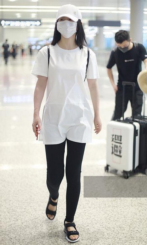 当谢娜与佟丽娅同穿白T恤，网友:满屏尴尬