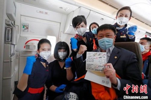  神山@上海第八批驰援武汉医疗队乘包机前往武汉 支援雷神山医院