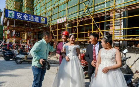  中年■幸福溢出屏幕！3对中年农民工，免费补拍“工地婚纱照”