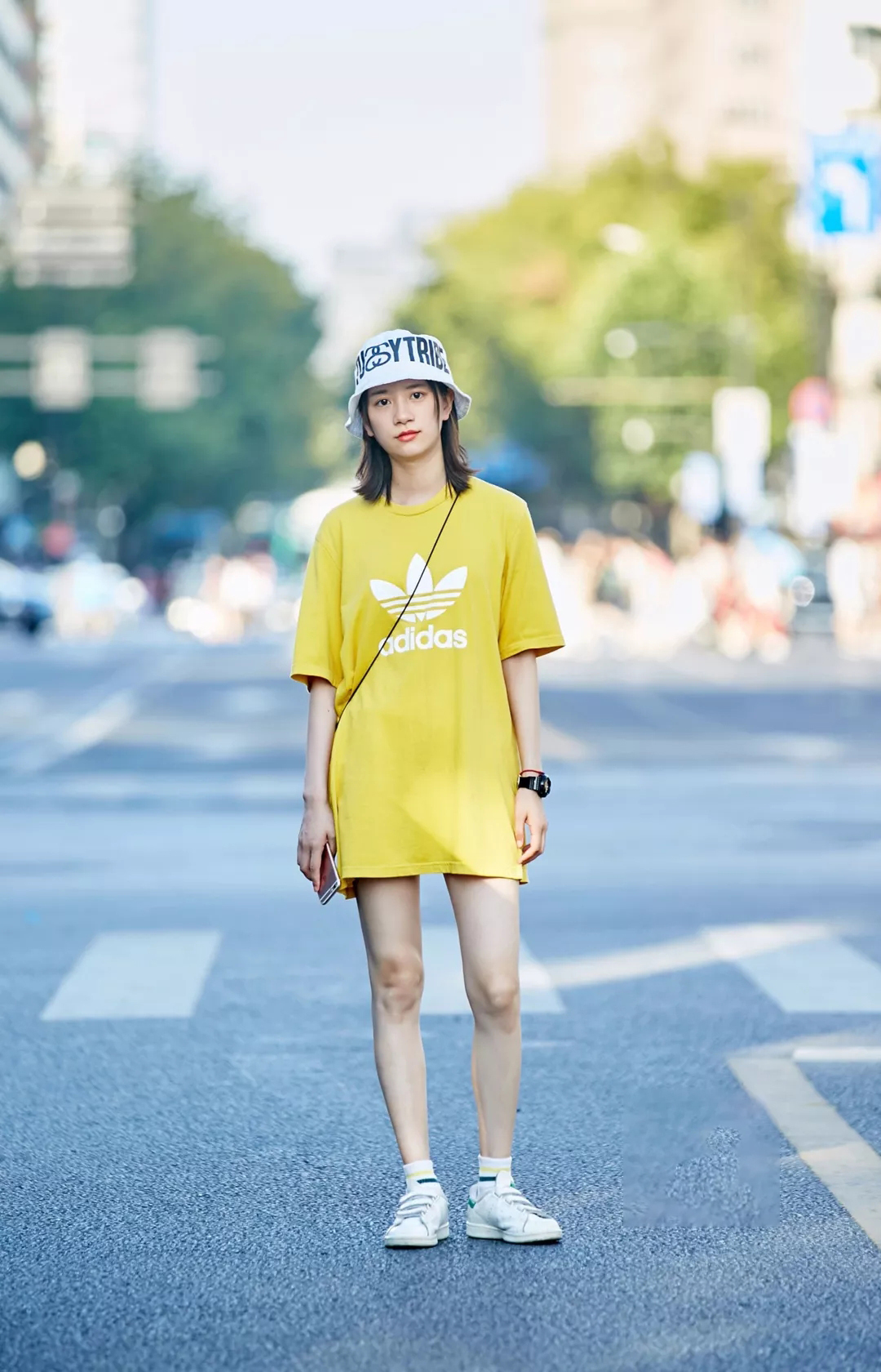 现在女孩最敢穿!个子矮的女生要么T恤当裙子,个高内衣当T恤穿