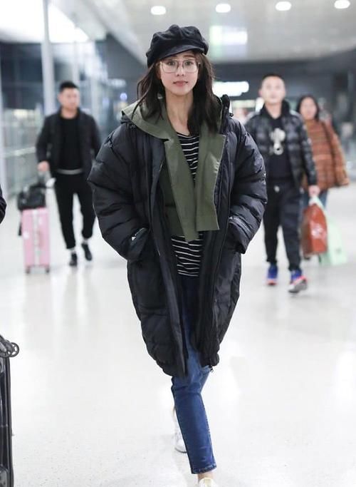 #显活力气息#张钧甯现身机场,身材好叠穿三件也不显胖,帽子太大显脸小