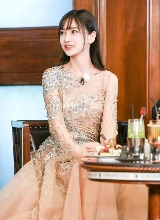 baby穿裸色裙下楼梯，大白腿若隐若现，网友:这高跟鞋看不太懂